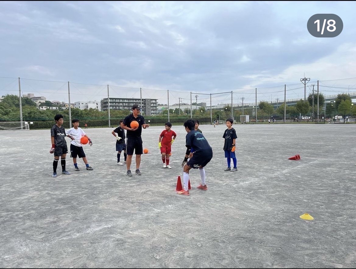 LEON GKスクールでスローイング練習に取り組む生徒（ナイター）