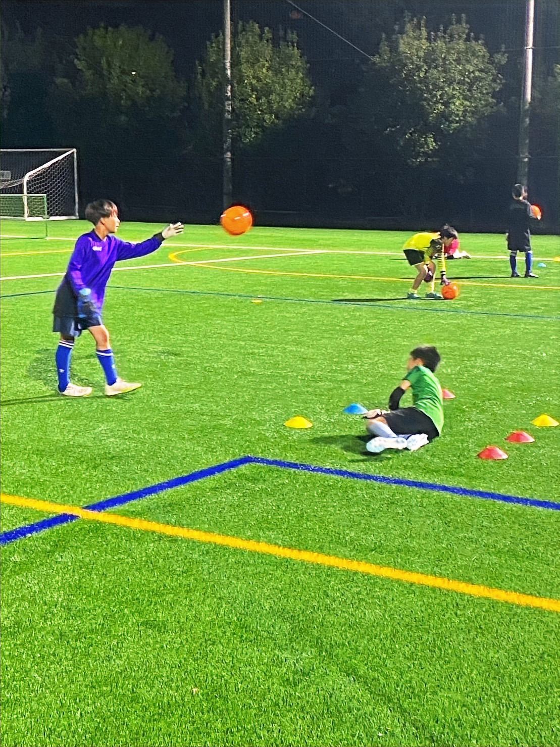 宇都宮のGKスクールLEONのナイター練習（人工芝でのスローイング練習）