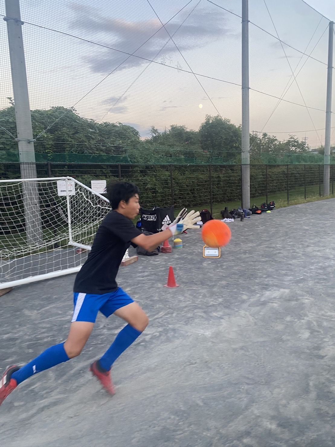 GKトレーニングでダッシュする生徒（夕方の練習）