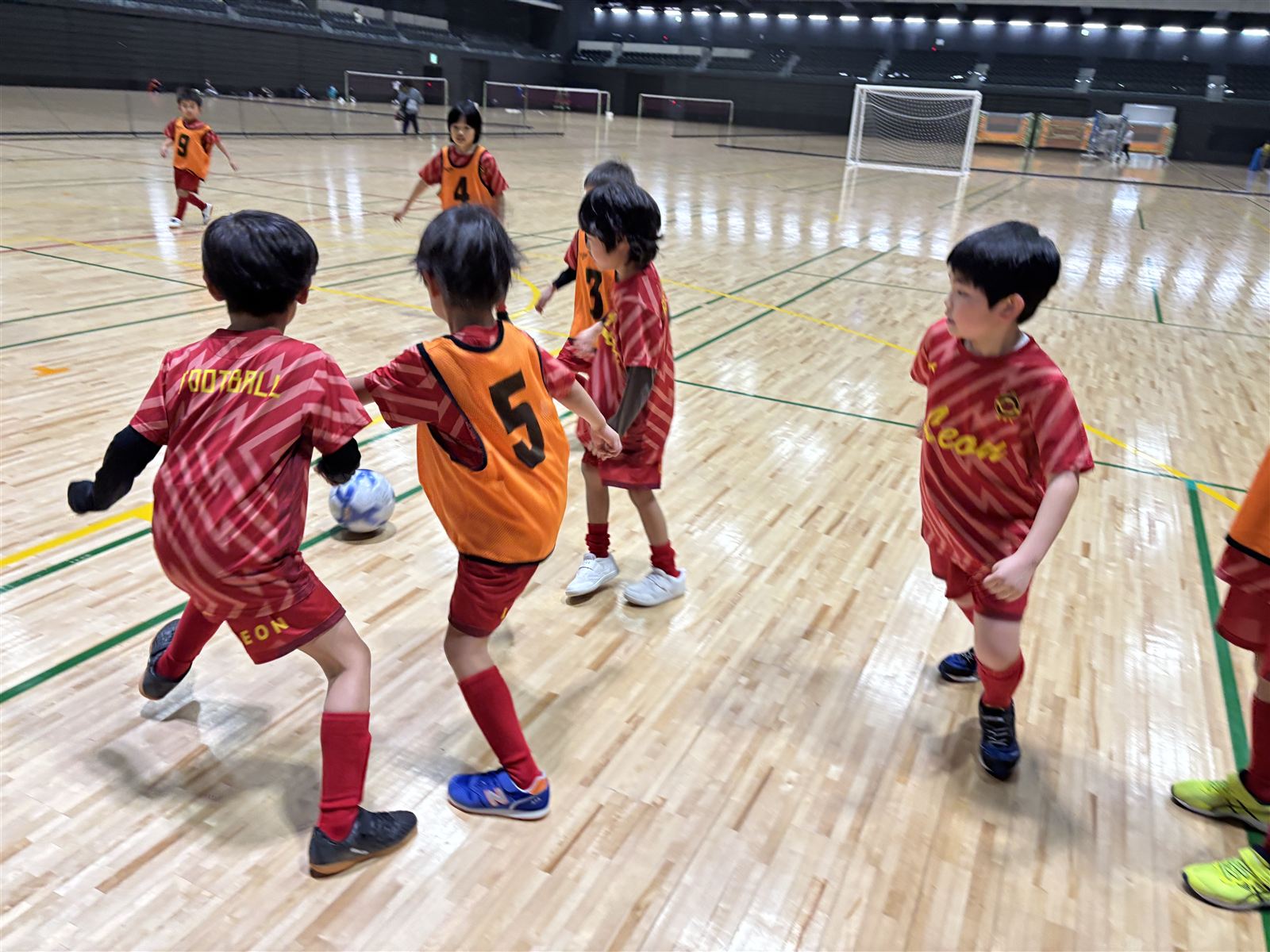 小学生のドリブル練習の様子（日環アリーナ）