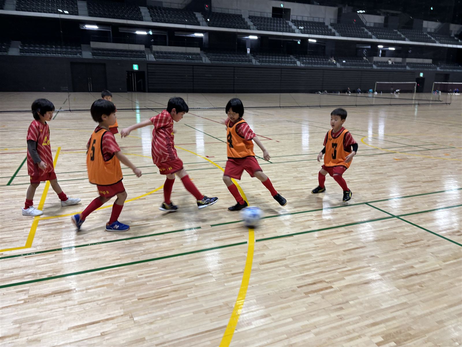 宇都宮のサッカースクールLEONの体育館練習（ミニゲーム）