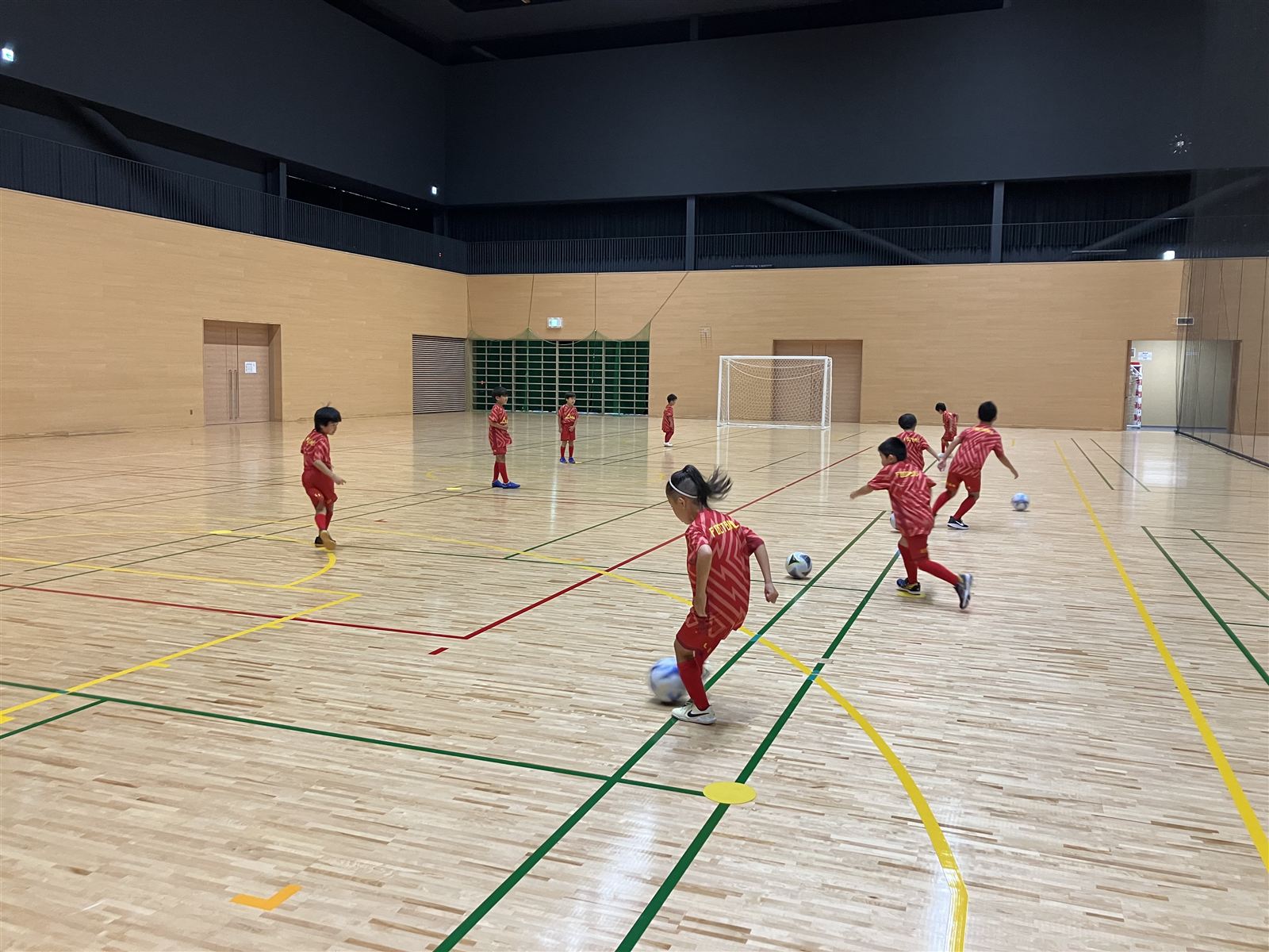 LEONサッカースクールのミニゲーム（広い体育館）