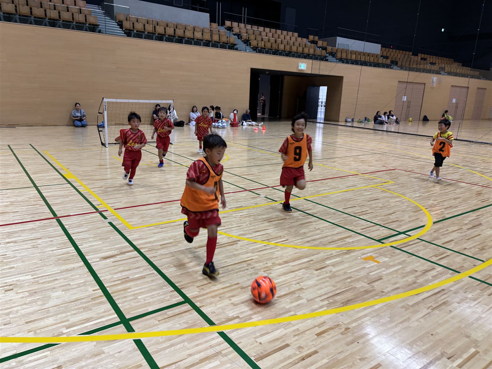 LEONサッカースクールの練習風景（体育館でのミニゲーム）